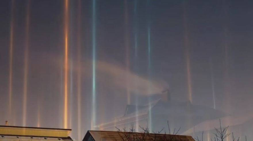 Gökyüzünde Görsel Şölen: Işık Sütunları. Gören bir daha dönüp bakıyor - Resim: 24